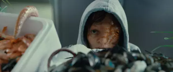 スーパーに現れた新生物との攻防！撮影手法も明らかに『動物界』本編映像