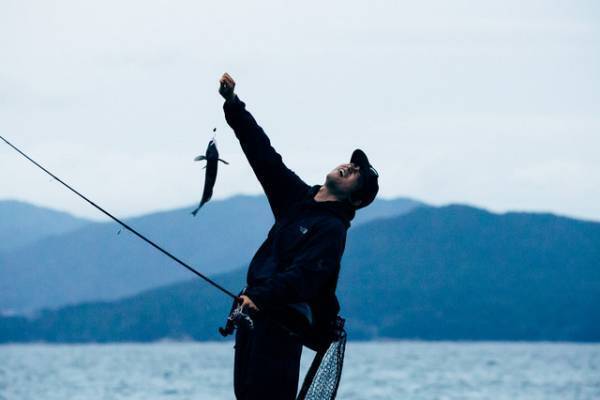 菅田将暉「釣りざんまい」の笑顔切り取る『サンセット・サンライズ』メイキング