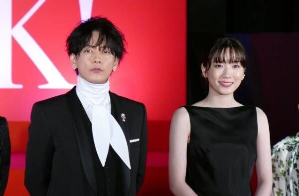 佐藤健、サイン攻めに神対応！「具合の悪い方は言ってくださいね」とファンを気づかう