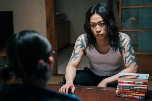 亀梨和也、タトゥー＆ロン毛で存在感を放つ「外道の歌」場面写真