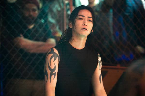 亀梨和也、タトゥー＆ロン毛で存在感を放つ「外道の歌」場面写真