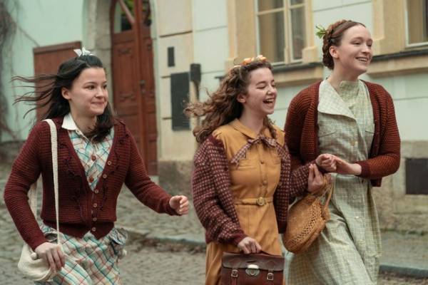 「衣装で物語を伝える」『ホワイトバード』スタッフが語る衣装＆美術製作の裏側