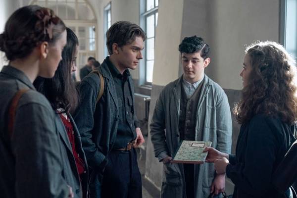 「衣装で物語を伝える」『ホワイトバード』スタッフが語る衣装＆美術製作の裏側