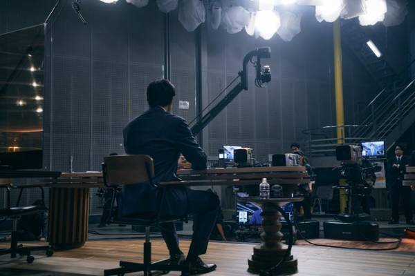 阿部寛、初のキャスター役「想像もしていなかった」『ショウタイムセブン』場面写真