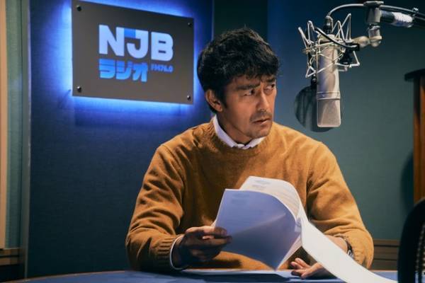 阿部寛、初のキャスター役「想像もしていなかった」『ショウタイムセブン』場面写真