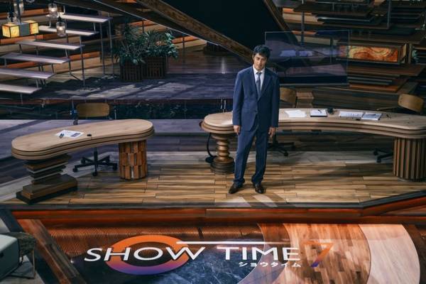 阿部寛、初のキャスター役「想像もしていなかった」『ショウタイムセブン』場面写真