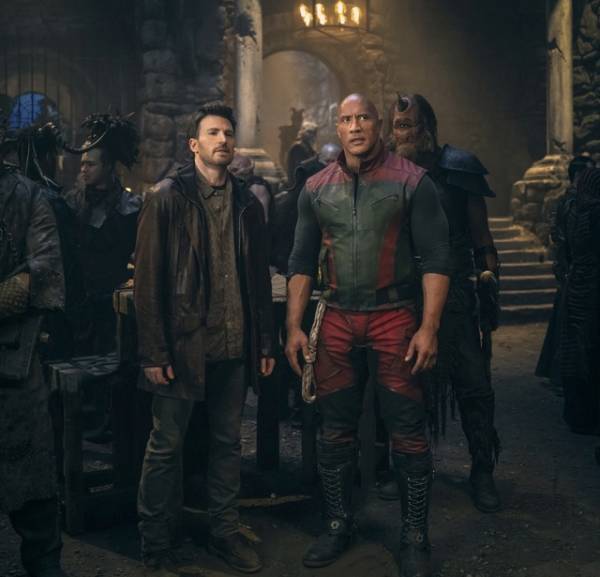 ドウェイン・ジョンソン＆クリス・エヴァンス『レッド・ワン』独占配信開始