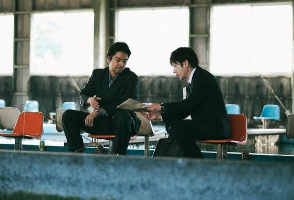 「二面性やばい」二宮和也“高野”の行動に衝撃、池内博之“鬼塚”の過去も明らかに…「インフォーマ」第6話