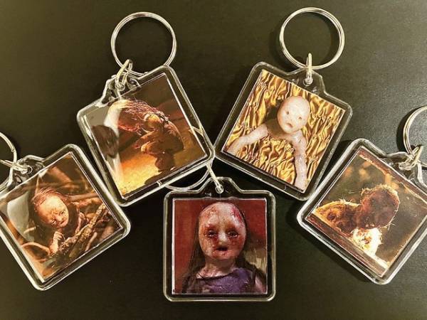 不気味モチーフが彩る『ストップモーション』クリスマスビジュアル