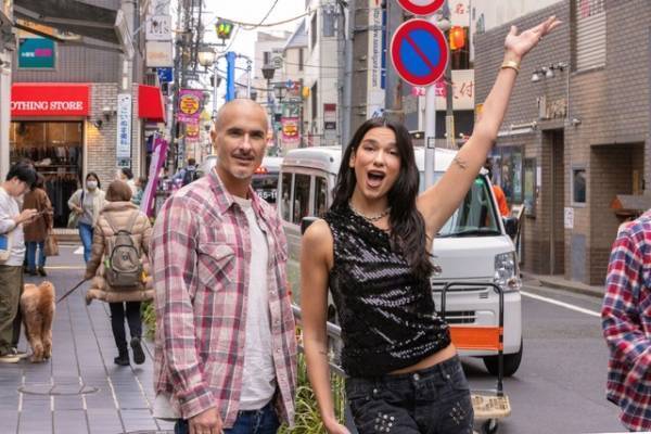 レディー・ガガ＆デュア・リパらクリスマスソング歌う「カープール・カラオケ：クリスマス」本編クリップ映像