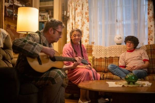 ノア・ジュプ歌唱シーン『ドリーミン・ワイルド 名もなき家族のうた』本編映像