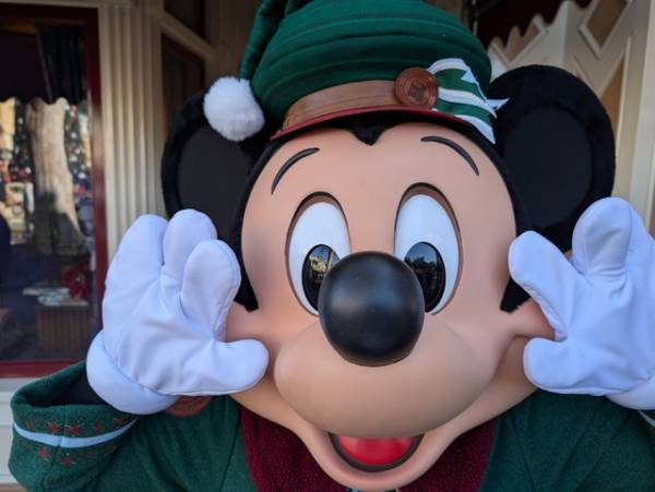 【海外ディズニー】新衣装のミッキーマウスとグリーティング！カリフォルニア ディズニーランド・リゾートのホリデーイベント