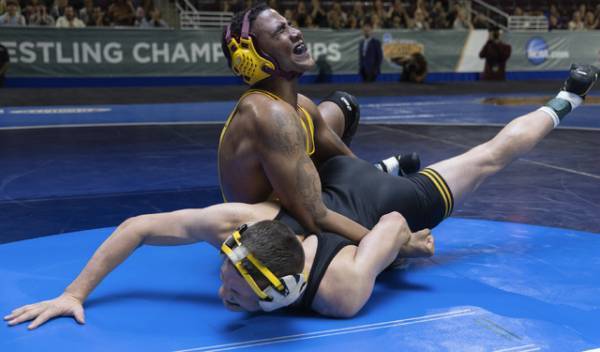 レスリングチャンピオンの実話を映画化『アンストッパブル』1月配信