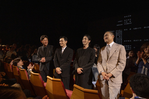 吉沢亮＆横浜流星が熱く抱擁し、涙も「すごく胸に来るものがある」『国宝』カンヌで約6分のスタンディングオベーション