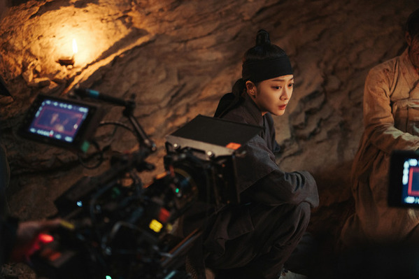 「2日で一気見した」イ・ジェウク主演Netflix「呑金／タングム」の世界に浸るオフショット公開