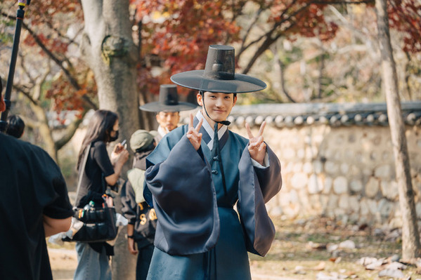 「2日で一気見した」イ・ジェウク主演Netflix「呑金／タングム」の世界に浸るオフショット公開