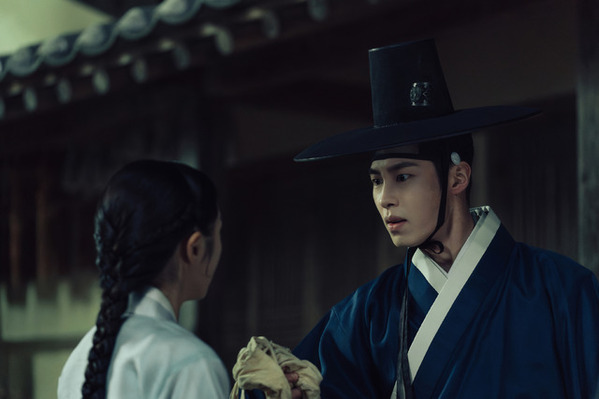 「2日で一気見した」イ・ジェウク主演Netflix「呑金／タングム」の世界に浸るオフショット公開