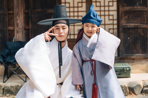 「2日で一気見した」イ・ジェウク主演Netflix「呑金／タングム」の世界に浸るオフショット公開