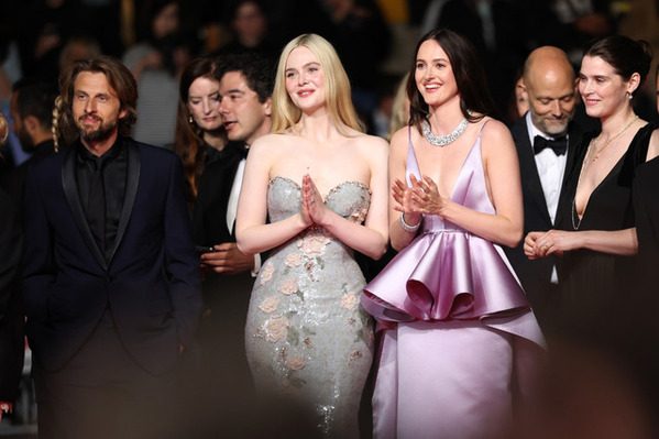 カンヌでヨアキム・トリアー監督作『Sentimental Value』が15分のスタオベ 出演者のエル・ファニング感涙