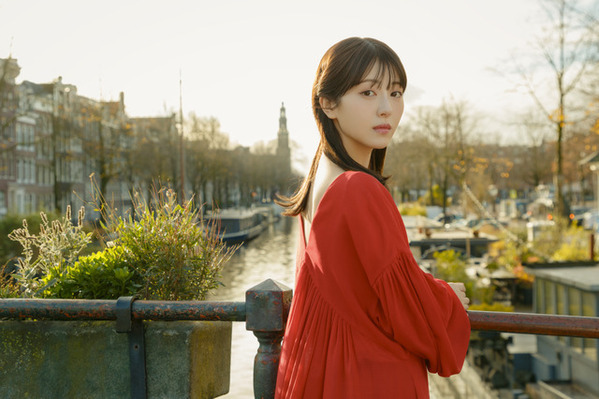 浜辺美波「少し背伸びをしたシーンも」写真集「25」8月22日発売