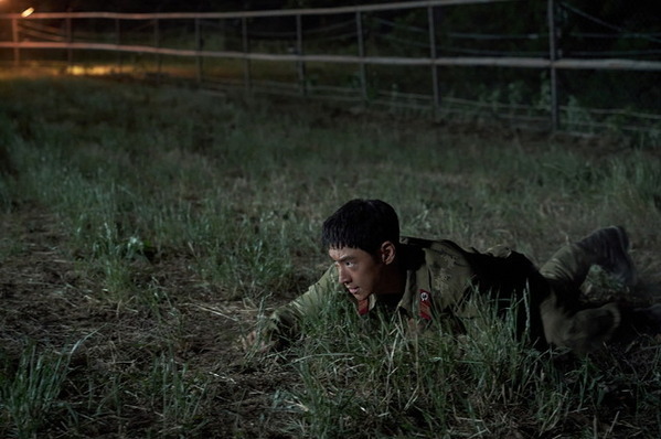 イ・ジェフンが全力疾走！『脱走』日本オリジナルキャラポス