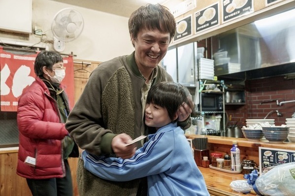 撮影合間のにこやかな表情も！丸山隆平主演『金子差入店』メイキング映像