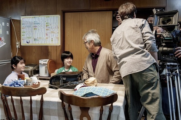 撮影合間のにこやかな表情も！丸山隆平主演『金子差入店』メイキング映像