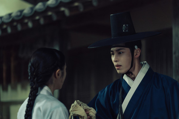 イ・ジェウク、衝撃シーンの直後に誕生日サプライズ!?　Netflix「呑金／タングム」映像