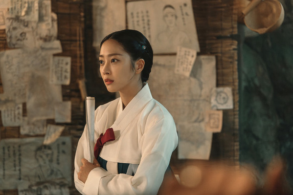 イ・ジェウク、衝撃シーンの直後に誕生日サプライズ!?　Netflix「呑金／タングム」映像