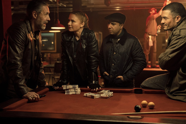 ブライス・ダラス・ハワード＆オーランド・ブルームら出演『ディープ・カバー ～即興潜入捜査～』6月12日配信