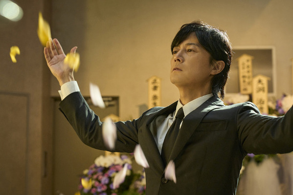 福山雅治、有村架純が「作品にリアリティを持たせてくれている」『ブラック・ショーマン』特報映像