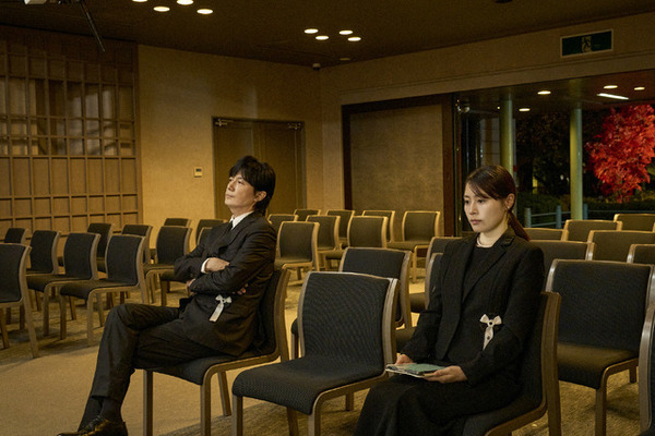 福山雅治、有村架純が「作品にリアリティを持たせてくれている」『ブラック・ショーマン』特報映像