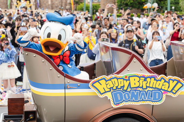 【ディズニー】ドナルドのバースデーをパレードルートで一緒にお祝い！ 「ドナルドのバースデーグリーティング」お披露目