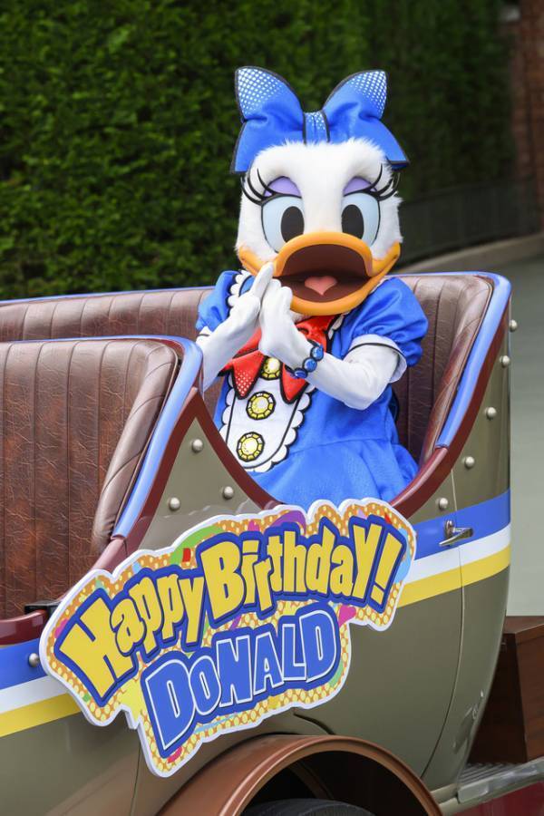 【ディズニー】ドナルドのバースデーをパレードルートで一緒にお祝い！ 「ドナルドのバースデーグリーティング」お披露目