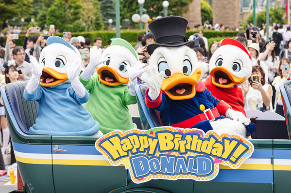 【ディズニー】ドナルドのバースデーをパレードルートで一緒にお祝い！ 「ドナルドのバースデーグリーティング」お披露目