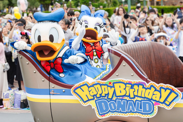 【ディズニー】ドナルドのバースデーをお祝いするデコレーションやグッズも登場！1日1回、期間限定のグリーティングドライブも