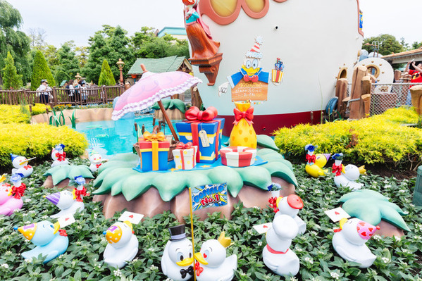 【ディズニー】ドナルドのバースデーをお祝いするデコレーションやグッズも登場！1日1回、期間限定のグリーティングドライブも