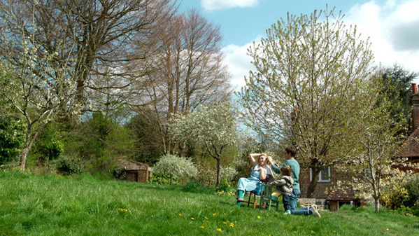 フローレンス・ピュー「幸福感や生命感に満ちていた」“実際に髪を剃る”ワンテイク撮影の舞台裏『We Live in Time』