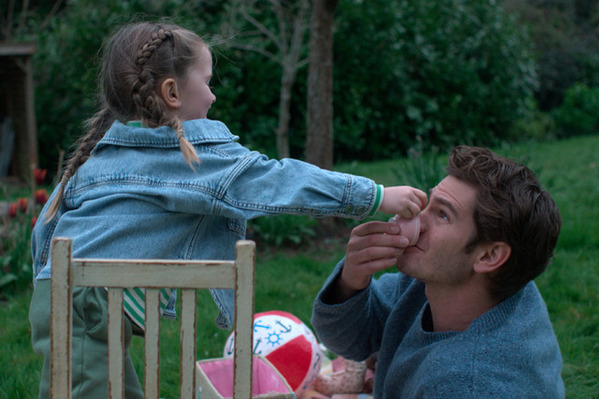 フローレンス・ピュー「幸福感や生命感に満ちていた」“実際に髪を剃る”ワンテイク撮影の舞台裏『We Live in Time』