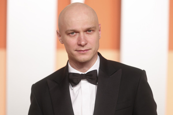 A24の作品でエミリー・モーティマーが長編監督デビュー『アノーラ』のユーリー・ボリソフが主演