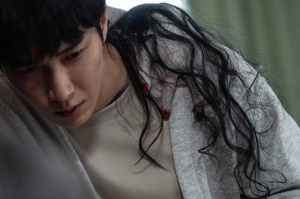 渡辺翔太“ヤヒロ”＆亀梨和也“ヤマメ”『事故物件ゾク 恐い間取り』新旧主人公を比較