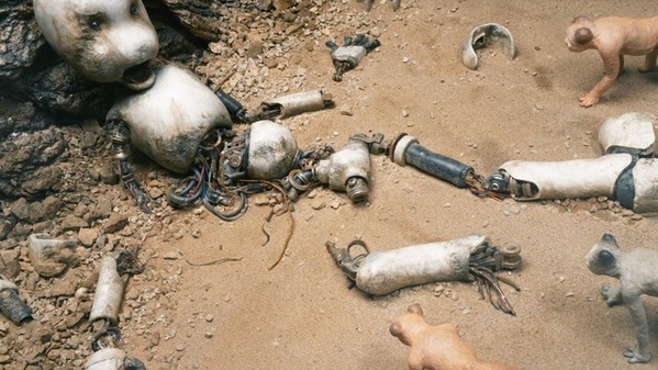 ロボットの衝撃的な姿、正体不明の物体…『JUNK WORLD』本編冒頭映像