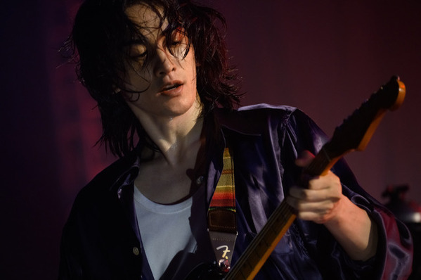 佐藤健＆宮崎優＆町田啓太＆志尊淳、バンドの場面写真公開「グラスハート」