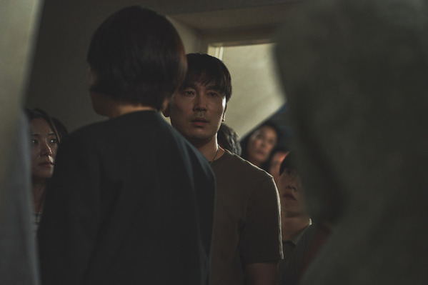 カン・ハヌル主演、マンションの騒音に悩まされるリアルミステリー『84m2』映像初公開