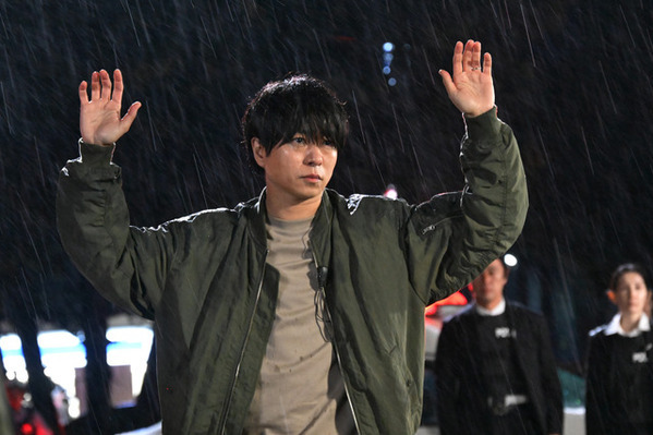 櫻井翔“武蔵”の見つめる先には…「放送局占拠」場面写真＆あらすじ公開