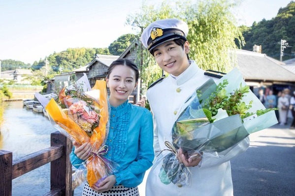 山本舞香＆小関裕太らが笑顔でクランクアップ「波うららかに、めおと日和」