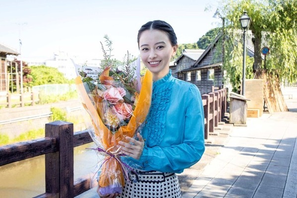 山本舞香＆小関裕太らが笑顔でクランクアップ「波うららかに、めおと日和」