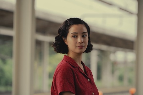 広瀬すず＆松下洸平『遠い山なみの光』夫婦の日常切り取る場面写真