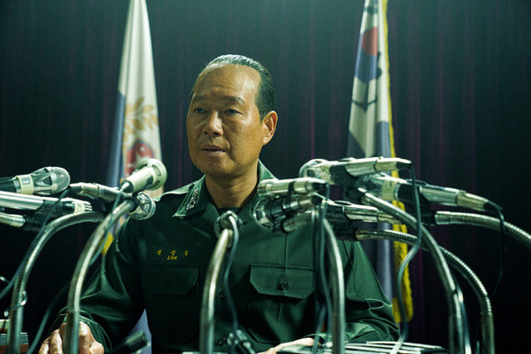 チョ・ジョンソク×イ・ソンギュンの対峙も『大統領暗殺裁判　16日間の真実』場面写真