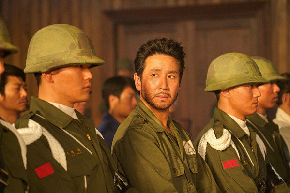 チョ・ジョンソク×イ・ソンギュンの対峙も『大統領暗殺裁判　16日間の真実』場面写真